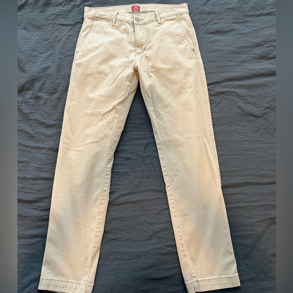 Men’s Levi Khakis